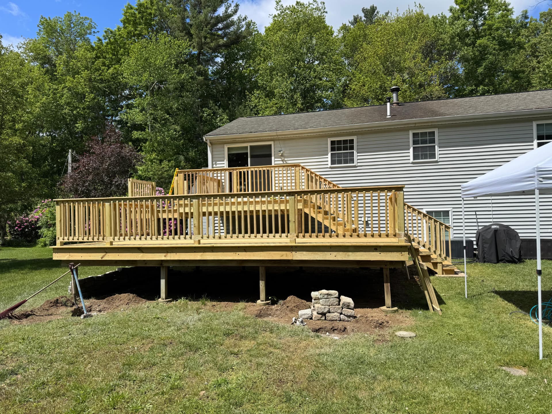 New backyard deck with railings and stairs by Betel Carpentry Inc