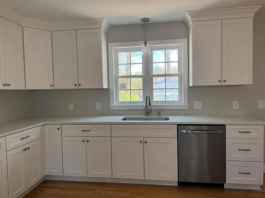 White shaker kitchen cabinets with crown molding